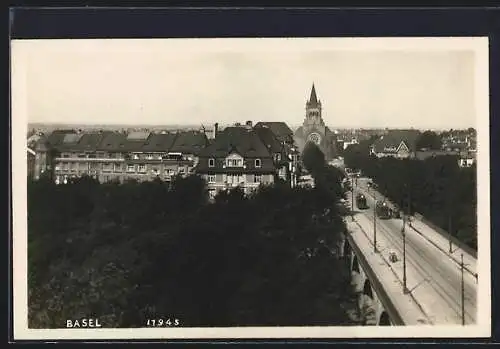 AK Basel, Strassenbahnen unweit einer Kirche