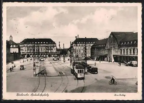 AK Karlsruhe, Strassenbahnen auf dem Bahnhofsplatz