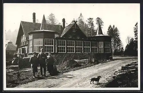 AK Baden-Baden, Gasthaus Waldhaus Rote Lache mit Dackel