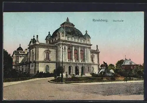 Goldfenster-AK Rendsburg, abendliche Stadthalle mit leuchtenden Fenstern