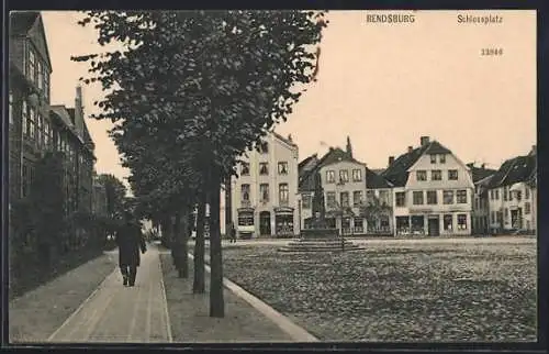 AK Rendsburg, Schlossplatz mit Geschäften und Brunnen