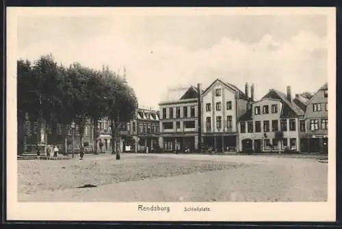 AK Rendsburg, Schlossplatz mit Geschäften und Brunnen