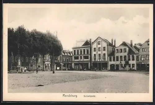 AK Rendsburg, Schlossplatz mit Geschäften und Brunnen