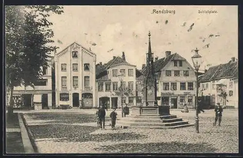 AK Rendsburg, Schlossplatz mit Geschäften und Brunnen