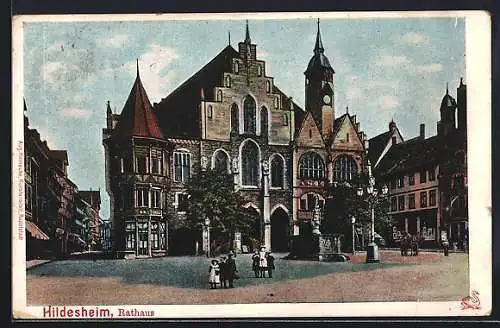 AK Hildesheim, Rathaus mit Brunnen und Strasse, Kindergruppe