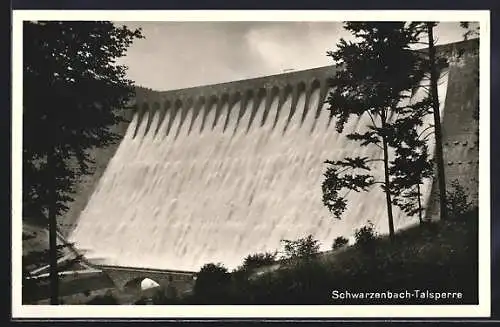 AK Forbach /Schwarzwald, Schwarzenbach-Talsperre, Wasser ergiesst sich ins Becken