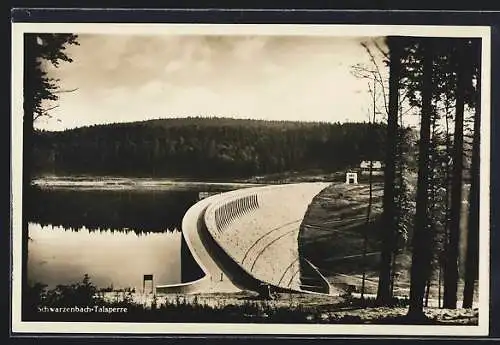 AK Forbach /Schwarzwald, Schwarzenbach-Talsperre, Staumauer aus der Vogelschau