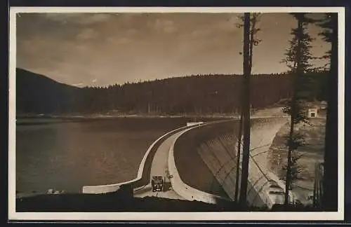 AK Forbach /Schwarzwald, Schwarzenbach-Talsperre mit Auto aus der Vogelschau