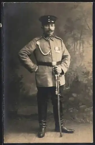 AK Uniformfoto eines Soldaten mit Abzeichen