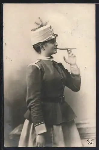 AK Junge Frau in Uniform