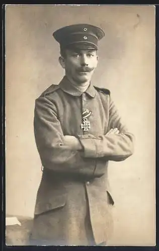 AK Uniformfoto eines Soldaten mit eisernem Kreuz