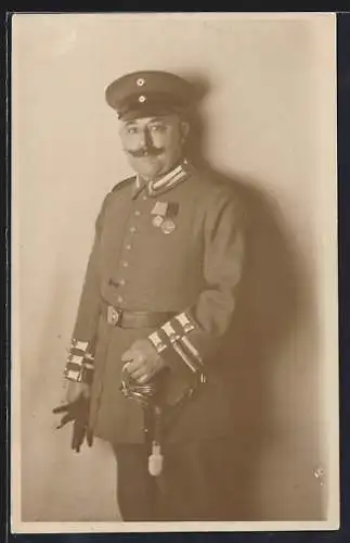 AK Uniformfoto eines Soldaten mit Abzeichen