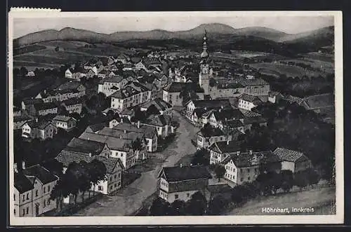 Künstler-AK Höhnhart /Innkreis, Strassenpartie mit Kirche