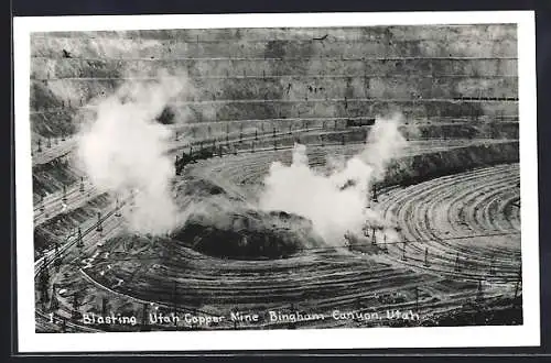 AK Bingham Canyon, UT, Blasting Utah Copper Mine, Kupferbergbau