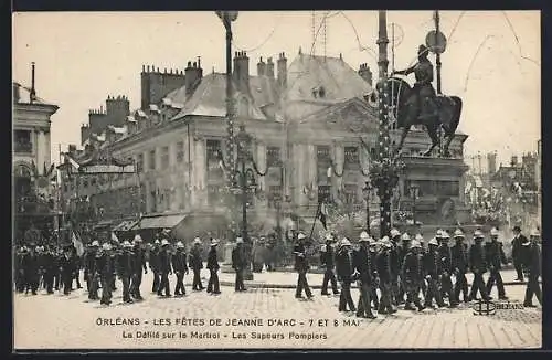 AK Orléans, Les Fetes de Jeanne d`Arc, La Defilé sur le Martroi, Les Sapeurs Pompiers