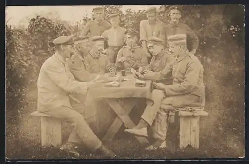 Foto-AK Soldaten beim Kartenspiel an einem Tisch im Freien