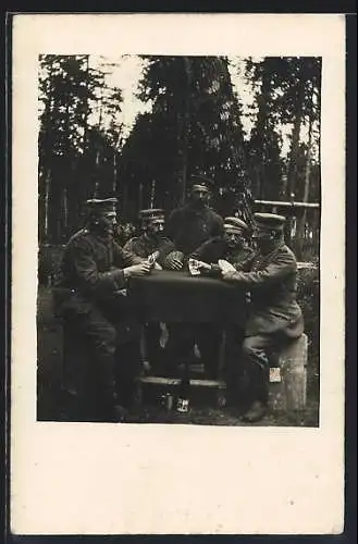 Foto-AK Soldaten beim Kartenspiel im Freien