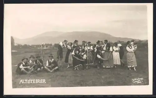 AK Altsteirer, Volkstanz mit Musikquartett auf einer Wiese