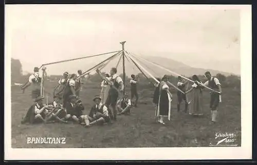 AK Bandltanz, Volkstanz mit Musikquartett auf einer Wiese