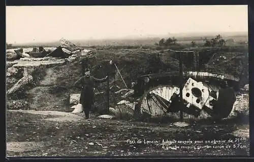 Foto-AK Schlacht um Lüttich, Fort de Loncin, Soldat und zerschossene Geschütztürme