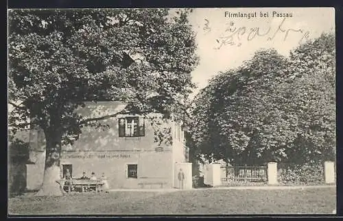 AK Passau, Gasthaus Firmiangut, Seitenansicht mit Gästen u. Garteneingang