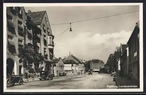 AK Plattling, Landauerstrasse mit Automobil u. Strassenlaterne