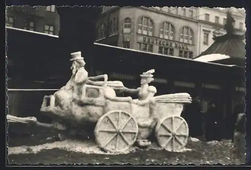 Foto-AK Dresden, Am Altmarkt, Eisplastik Kutsche mit Kutscher u. Dame vor der Deutschen Bank, ca. 1940