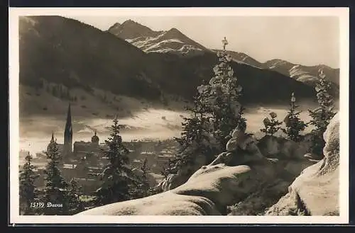 AK Davos, Verschneite Gesamtansicht vom Ort mit Umgebung