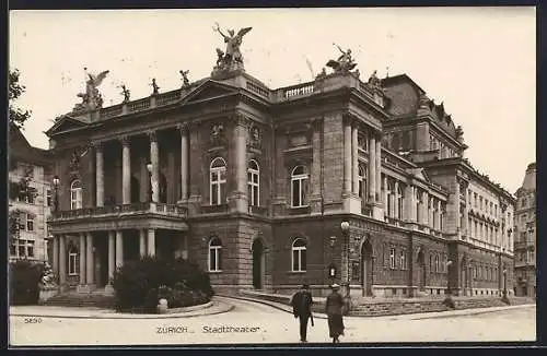 AK Zürich, Passanten am Stadttheater