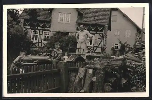 AK Breitenbach /Herzberg, Familie bei der Arbeit mit Traktor