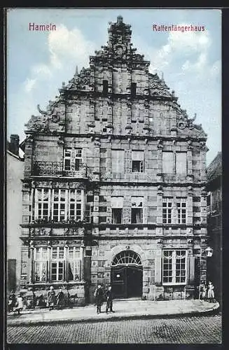 AK Hameln, Rattenfängerhaus mit Strassenpartie