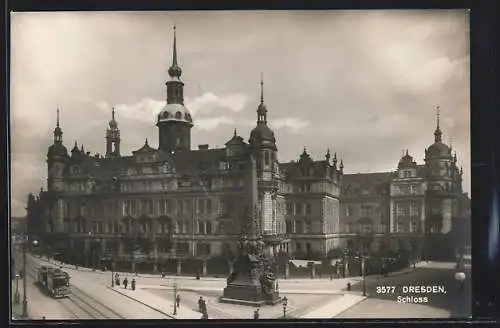 AK Dresden, Blick auf Schloss mit Denkmal und Strassenbahn