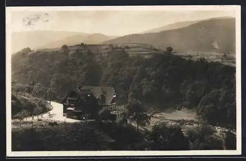 AK Gausbach /Schwarzwald, Hotel-Pension zur schönen Aussicht F. Striebich mit Strasse und Bergpanorama