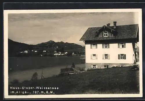 AK Weissensee im Allgäu, Haus Steger mit Ortsansicht und Bergpanorama