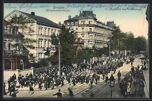 AK Dresden-Neustadt, Königsbrückerstrasse mit Aufziehen der Wachparade