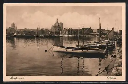 AK Stralsund, Hafen mit anliegenden Booten