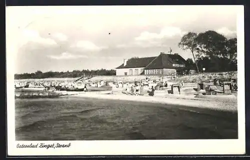 AK Zingst /Ostsee, Strand mit Gebäude