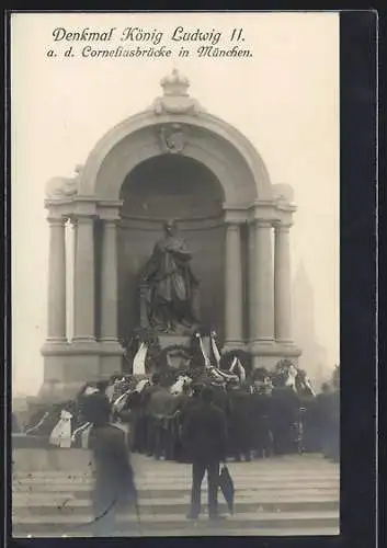 AK München, Corneliusbrücke, Denkmal Ludwig II. mit Kränzen und Versammlung