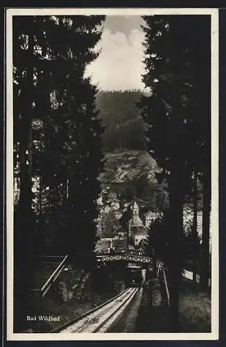 AK Bad Wildbad /Schwarzwald, Ortsansicht mit Bergbahn u. Brücke