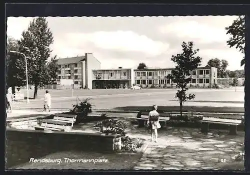 AK Rendsburg, Thormannplatz mit Gebäudeansicht