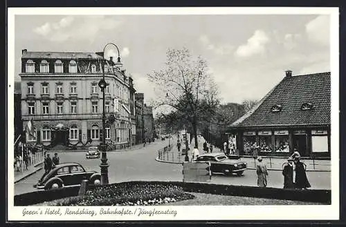 AK Rendsburg, Greens Hotel W. A. Andresen mit Kreuzung Bahnhofstrasse-Jungfernstieg, Geschäftshaus, VW-Käfer