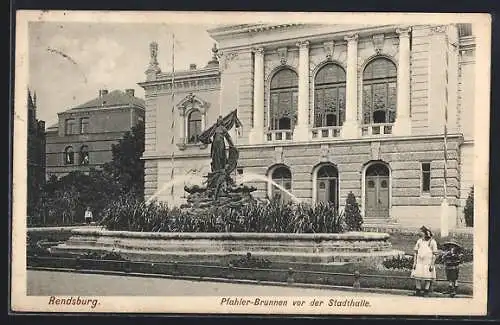 AK Rendsburg, Pfähler-Brunnen vor der Stadthalle mit Kinderpaar