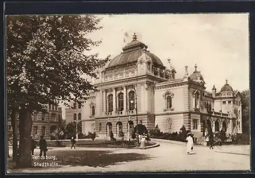 AK Rendsburg, Stadthalle mit Spaziergängern