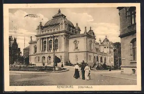 AK Rendsburg, Stadthalle mit Passantinnen