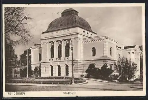 AK Rendsburg, Stadthalle mit Einfahrt, Frontalansicht