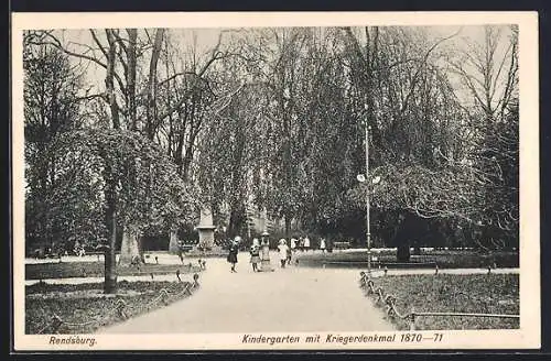 AK Rendsburg, Kindergarten mit Kriegerdenkmal 1870 /71