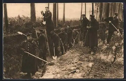 AK Deutsche Soldaten beim Ausheben eines Schützengrabens