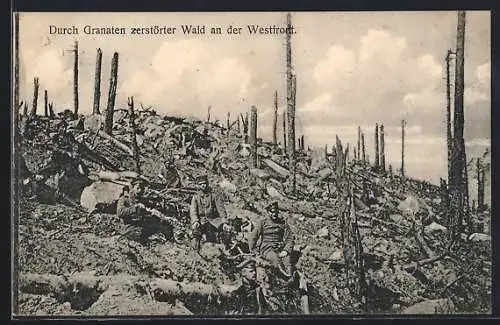 AK Durch Granaten zerstörter Wald an der Westfront mit Soldaten, Schützengraben