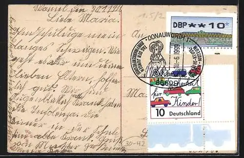 AK Junge Frau im gelben Kleid betet, Fahnenband mit Maiglöckchen