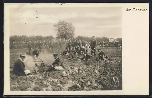 AK Soldaten in Uniform an der Kochstelle im Kaisermanöver